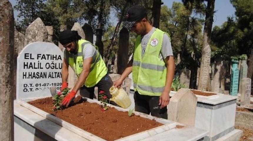 Bayram &Ouml;ncesi Mezarlıklar &Ccedil;i&ccedil;ekle Donatıldı
