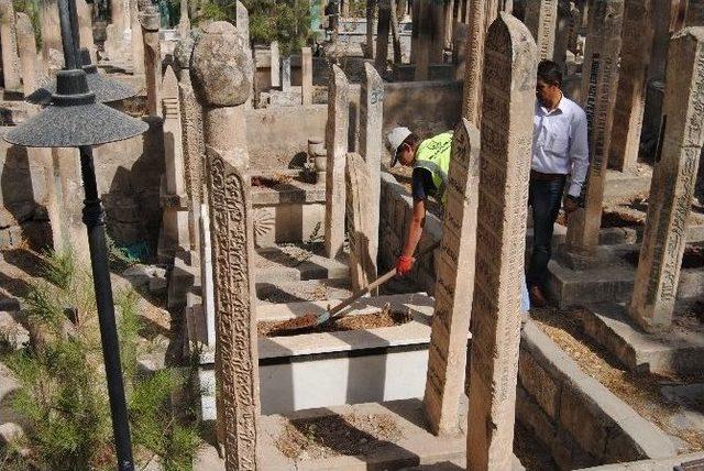 Bayram Öncesi Mezarlıklar Çiçekle Donatıldı