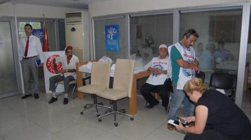 Bayraklı Belediyesi Iş&ccedil;ileri, Chp İl Binasını Işgal Etti