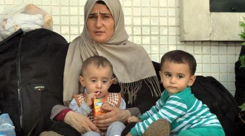 Suriyeli Sığınmacılar Otogarda Cuma Namazı Kıldı