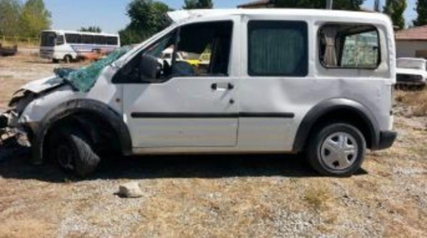 Ereğli&rsquo;de Hafif Ticari Ara&ccedil; Takla Attı: &Uuml;&ccedil; Yaralı