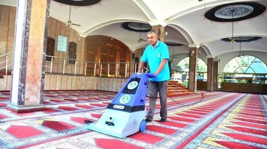 B&uuml;y&uuml;kşehirden Camilerde Bayram Temizliği