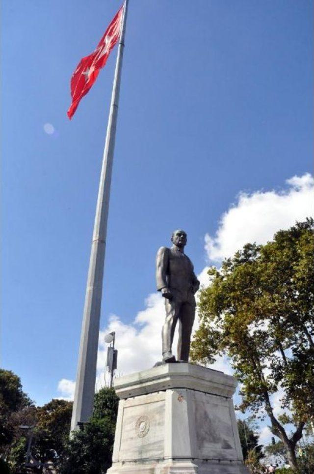 Türkiye'de Yapılan Ilk Atatürk Heykeli Sarayburnu'nda Metal Perdelerle Çevrili Duruyor