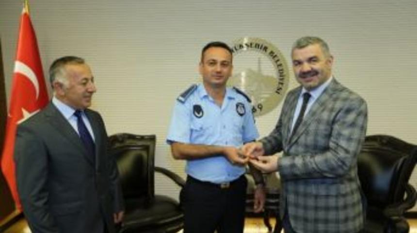 Başkan &Ccedil;elik&rsquo;ten Zabıtaya &Ouml;d&uuml;l