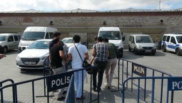 Taksim Meydanı'nda Gözaltı