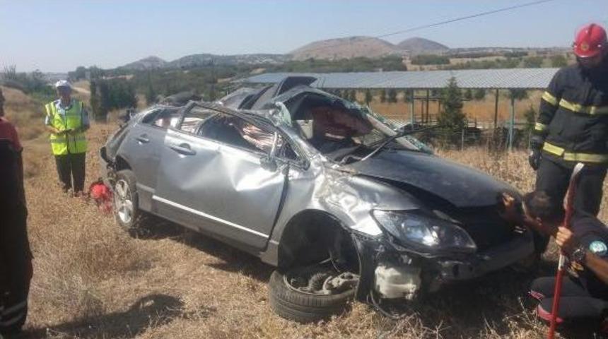 Kula'da Otomobil Tarlaya U&ccedil;tu: 2 Ağır Yaralı