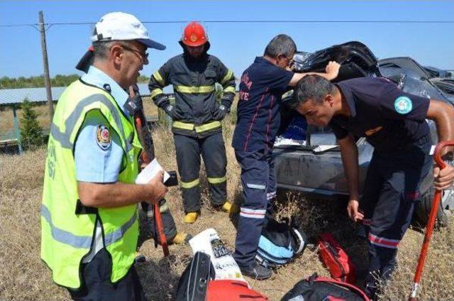 Kula'da Otomobil Tarlaya Uçtu: 2 Ağır Yaralı