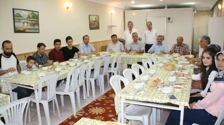 İmam Hatip Lisesi Mezunu &Ouml;ğrenciler Veda Yemeğinde Bir Araya Geldi