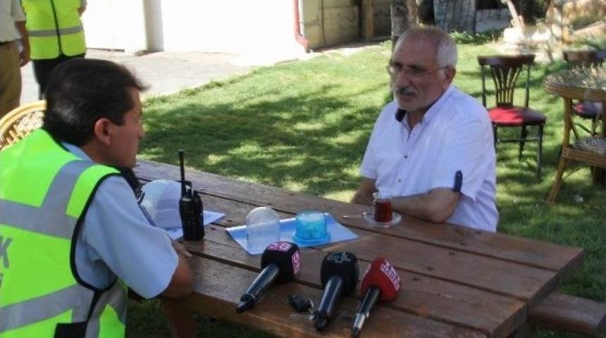 Polislerden S&uuml;r&uuml;c&uuml;lere &Ccedil;ay Ve Şeker İkramı