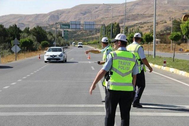 Polislerden Sürücülere Çay Ve Şeker İkramı