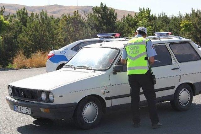 Polislerden Sürücülere Çay Ve Şeker İkramı