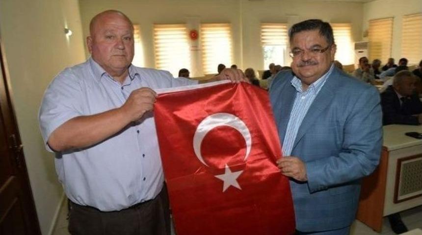 Belediye Başkanı Selim Yağcı&rsquo;dan Bu Defa Da Muhtarlara T&uuml;rk Bayrağı