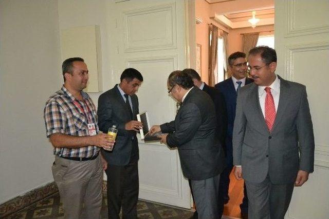 Vali Erdoğan Bektaş Personeliyle Bayramlaştı 1