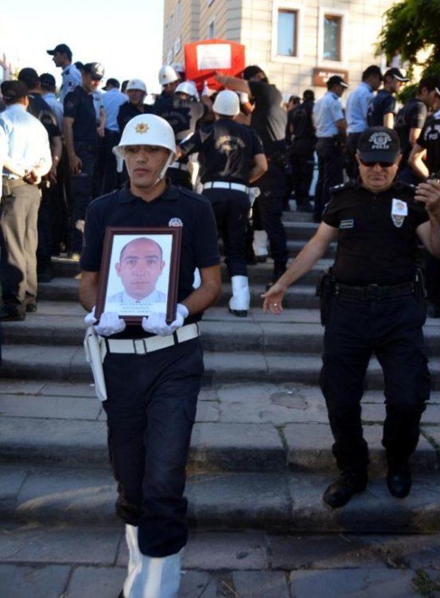 Kaçakçının Minibüsle Çarptığı Polis Memuru Şehit Oldu (3)