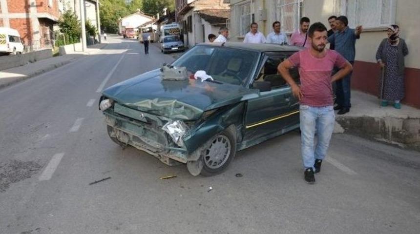 Niksar&rsquo;da Trafik Kazası: 3 Yaralı