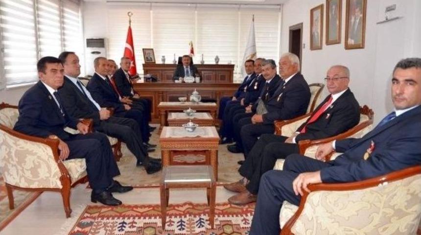 Vali Şerif Yılmaz: Kardeşi Kardeşe D&uuml;ş&uuml;r&uuml;yorlar, Uyanık Olmalıyız