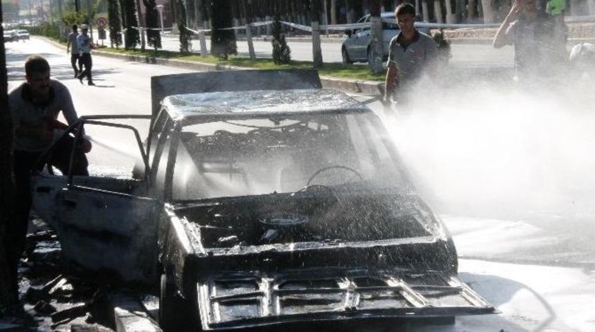 Elazığ&rsquo;da Seyir Halindeki Otomobil Yandı