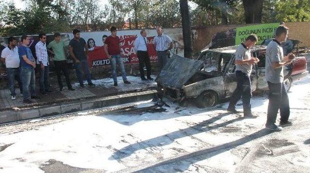 Elazığ’da Seyir Halindeki Otomobil Yandı