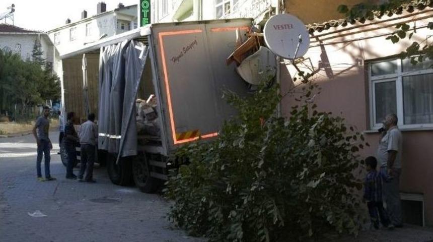 Freni Patlayan Kamyon Eve &Ccedil;arptı