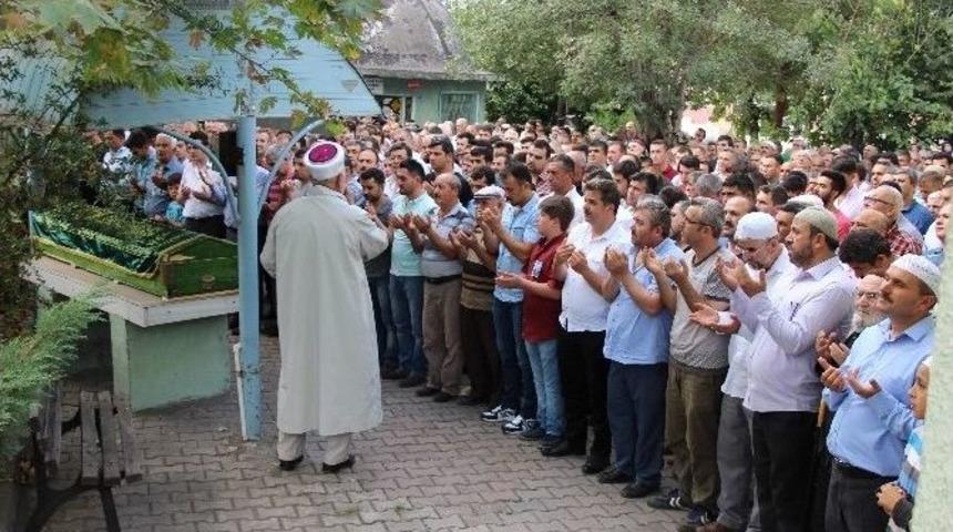 Bı&ccedil;aklanarak &Ouml;ld&uuml;r&uuml;len Servis Şof&ouml;r&uuml; Toprağa Verildi