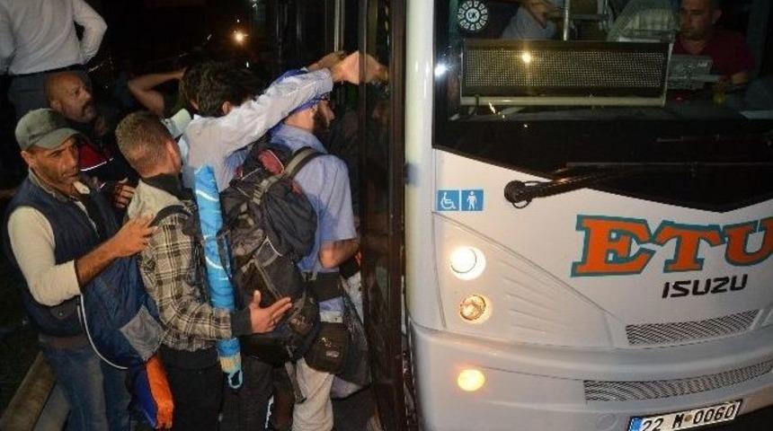 İkna Edilen Suriyeli M&uuml;lteciler Er Meydanına G&ouml;t&uuml;r&uuml;l&uuml;yor