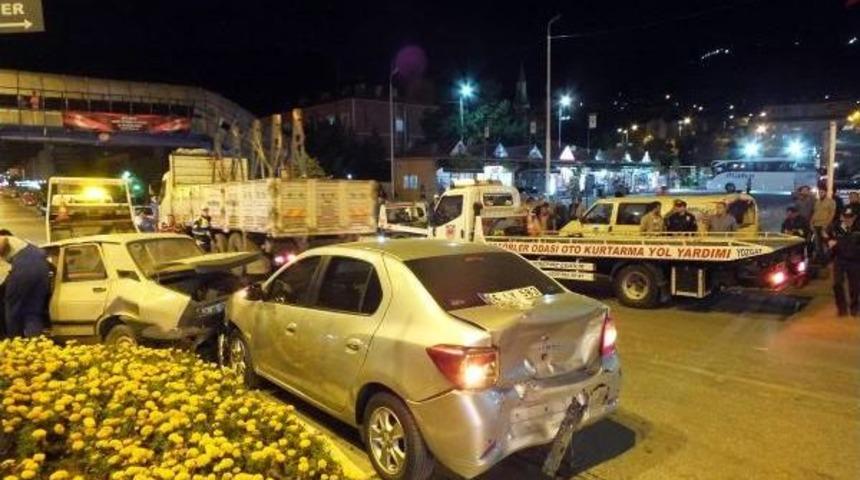 Freni Boşalan Kamyon Kavşakta Bekleyen Otomobillere &Ccedil;arptı: 5 Yaralı