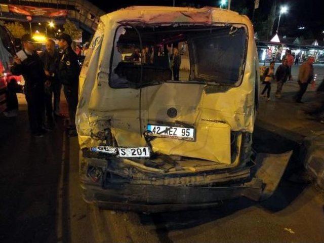 Freni Boşalan Kamyon Kavşakta Bekleyen Otomobillere Çarptı: 5 Yaralı