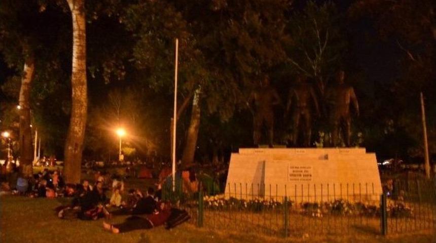 İkna Edilen M&uuml;lteciler Er Meydanında