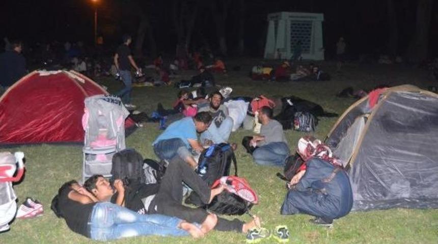 Suriyelilerin Umutsuz Bekleyişi S&uuml;r&uuml;yor (4)