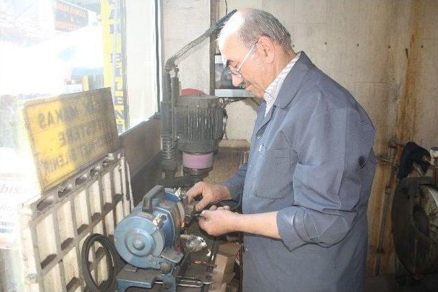 Kastamonu’da Bıçak Bileyicileri Kurban Mesaisine Erken Başladı