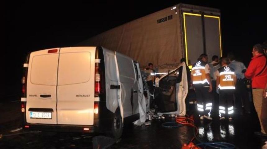 Eskişehir'de Minib&uuml;s Tır'a &Ccedil;arptı: 1 &Ouml;l&uuml;, 1 Yaralı