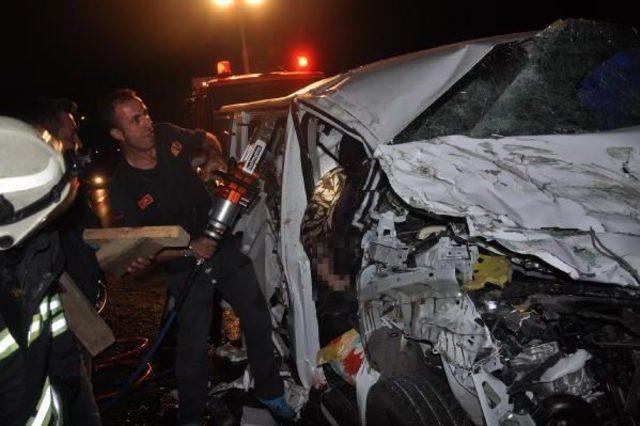 Eskişehir de Minib&uuml;s Tır a &Ccedil;arptı: 1 &Ouml;l&uuml;, 1 Yaralı 1