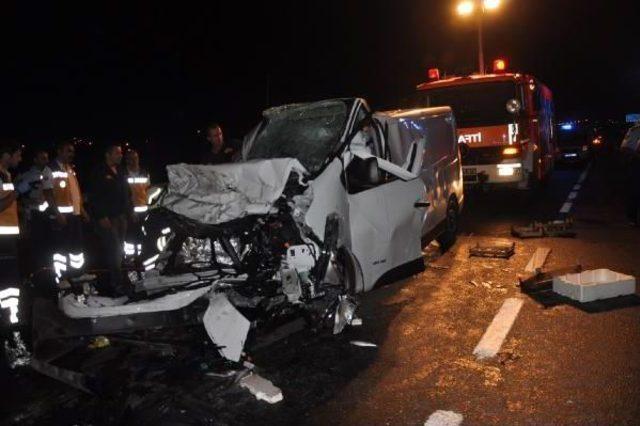 Eskişehir de Minib&uuml;s Tır a &Ccedil;arptı: 1 &Ouml;l&uuml;, 1 Yaralı 2