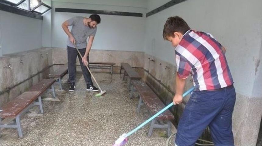 Gen&ccedil;ler Camileri Temizledi