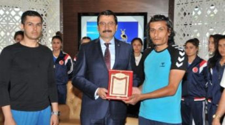 Alpagu Milli Takımından, Başkan Ak&rsquo;a Teşekk&uuml;r Ziyareti