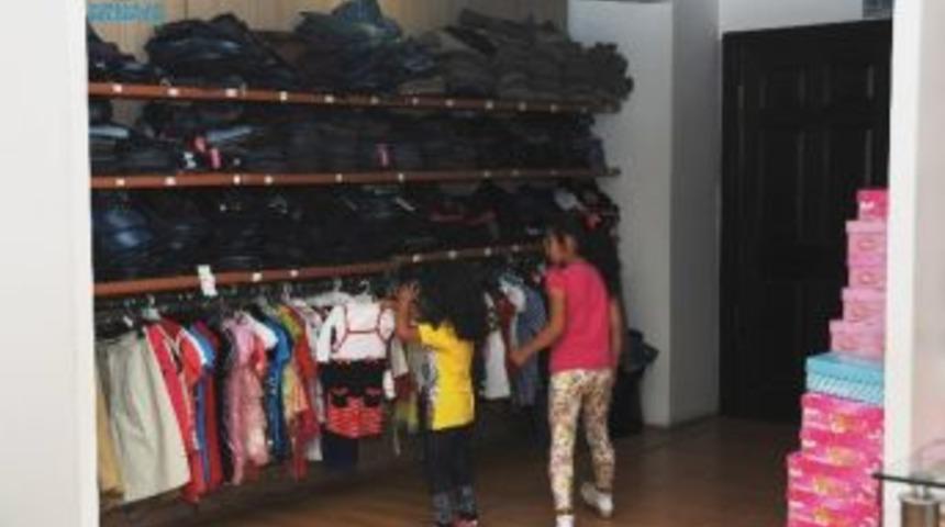 Tebess&uuml;m &Ccedil;arşısı&rsquo;ndan Bayramlık Kıyafet Hediyesi