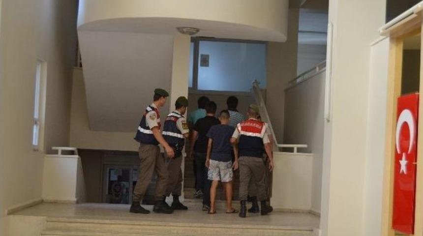 Minib&uuml;s Ve Motosiklet &Ccedil;alan Gen&ccedil;ler, Vatandaşlar Tarafından Yakalandı