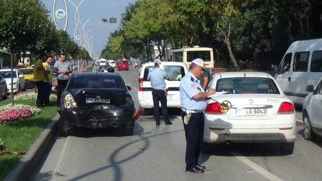 Sakarya’da Zincirleme Trafik Kazası: 1 Yaralı