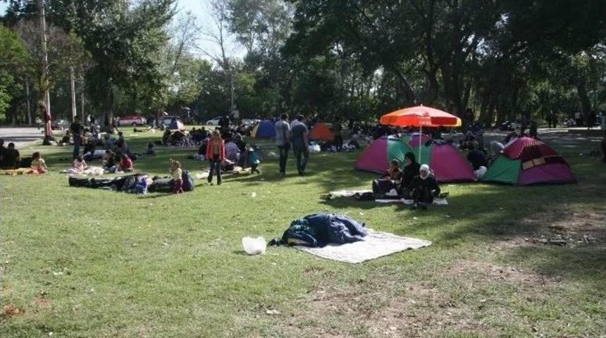 Suriyeli Sığınmacıların Er Meydanında Bekleyişi S&uuml;r&uuml;yor