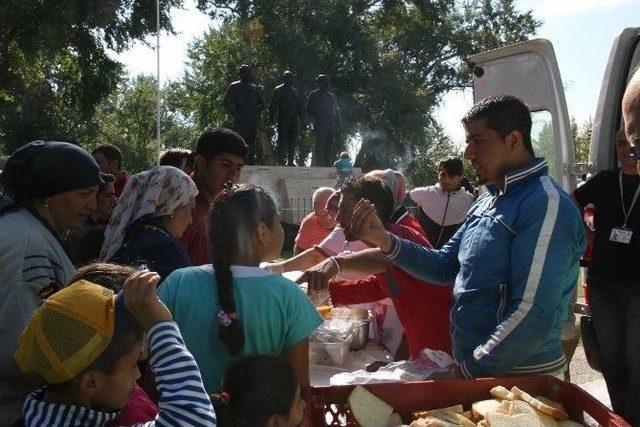 Suriyeli Sığınmacıların Er Meydanında Bekleyişi Sürüyor