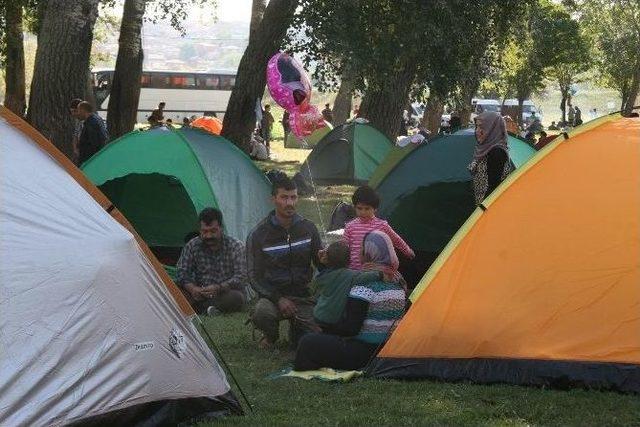 Suriyeli Sığınmacıların Er Meydanında Bekleyişi Sürüyor