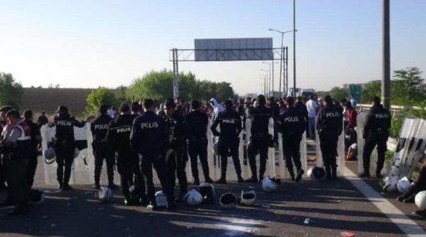 Suriyeliler İstanbul'a G&ouml;t&uuml;r&uuml;lme Korkusuyla Tem'de Yattı