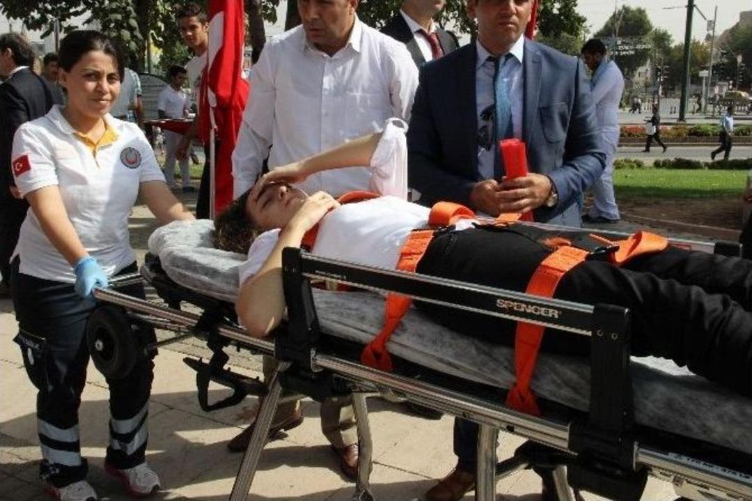 Gazileri Anma T&ouml;reninde T&uuml;rk Bayrağı Taşıyan Kız &Ouml;ğrenci Bayıldı