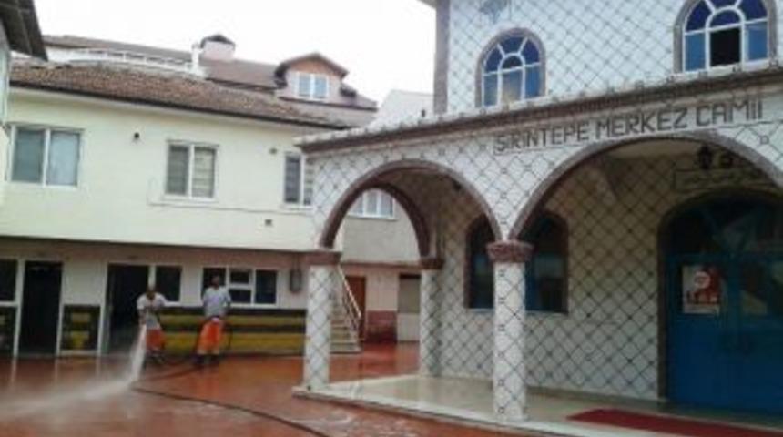 Cami Ve Mezarlıklarda Bayram Temizliği
