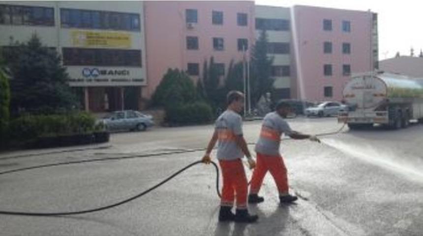 İzmit’te Okul Bahçeleri Yıkanıyor