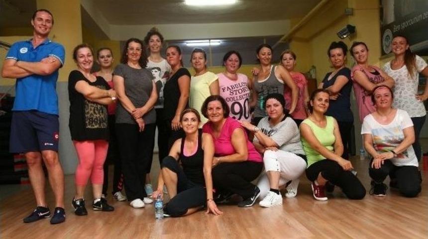 Ev Hanımları Dansla Sosyalleşiyor