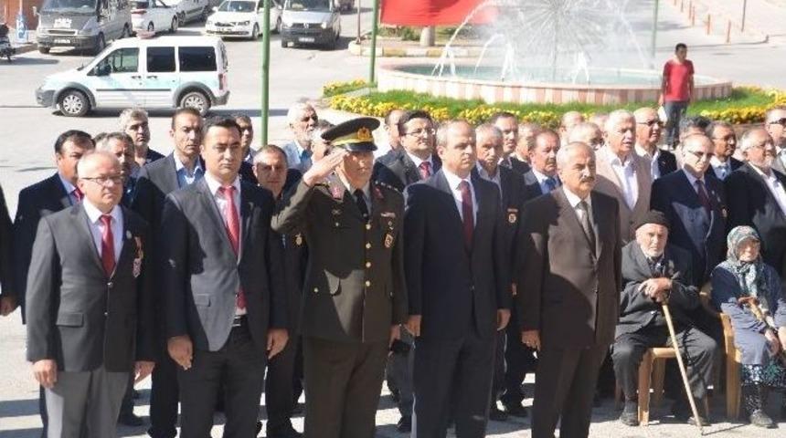 Tosya Kaymakamı Kore Gazisi Karşısında Diz &Ccedil;&ouml;kt&uuml;