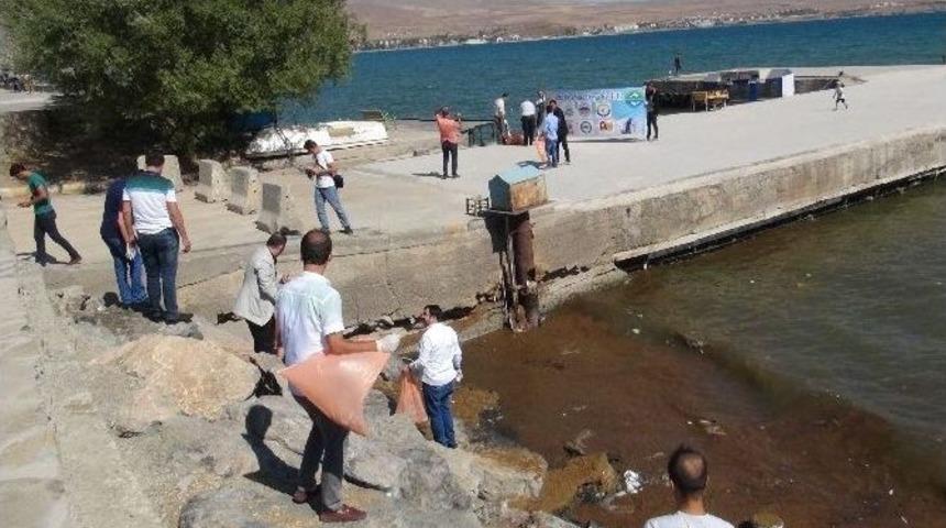Vang&ouml;l&uuml;&rsquo;n&uuml;n Tatvan Sahilinde Temizlik Kampanyası