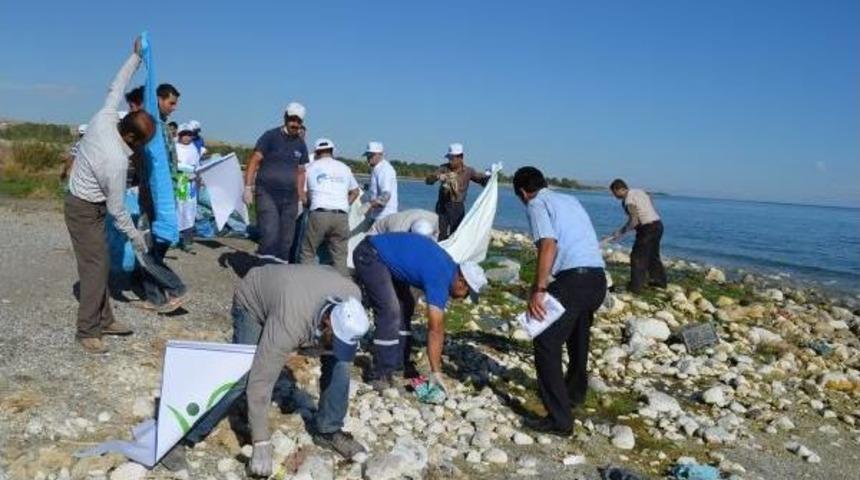 Adilcevaz&rsquo;Da D&uuml;nya Kıyı Temizliği Etkinliği D&uuml;zenlendi