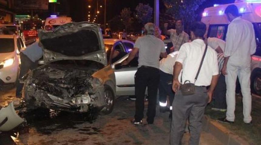 Şanlıurfa&rsquo;Da 2 Otomobil &Ccedil;arpıştı: 5 Yaralı
